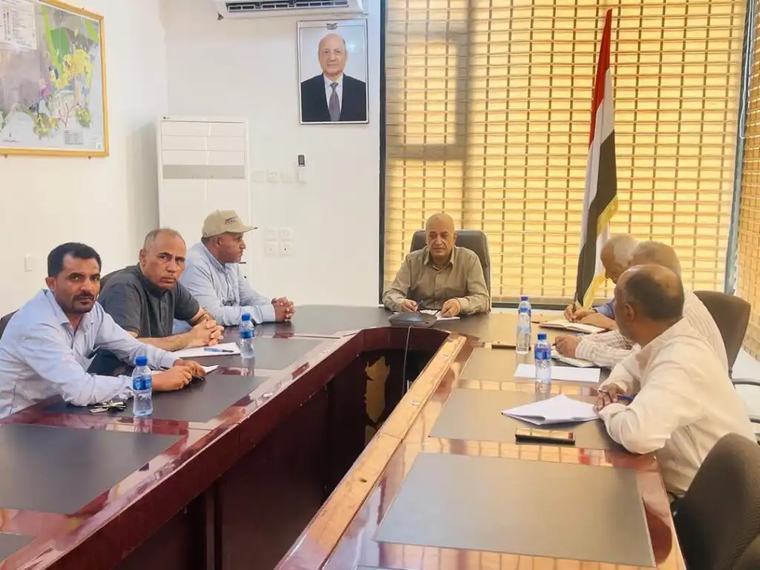 وزير المياه والبيئة يناقش أوضاع مشاريع الصرف الصحي في سيئون وتريم